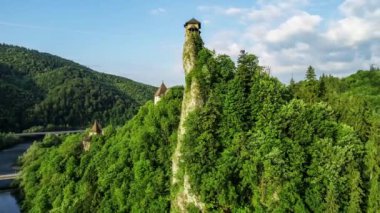 Orava Kalesi - Oravsky Hrad, Oravsky Podzamok, Slovakya. Orava nehrinin kıyısındaki son derece yüksek ve dik kayalıklarda ortaçağ kalesi. Yazın gün doğumunda havadan 4K izleme videosu