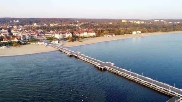 Sopot Feriested Polen Med Trebrygge Marina Yachter Sandstrand Aerial Avslørende – stockvideo