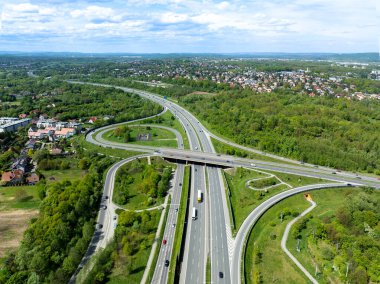 Krakow, Polonya. Otoyol çok katlı spagetti kavşağı A4 uluslararası üç şeritli otoyol üzerinde, Cracow çevresindeki karayolunun yerel karayolu ile. İlkbaharda hava manzarası