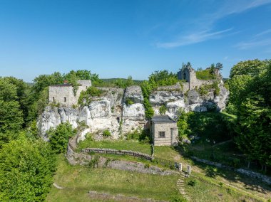 Polonya 'nın Morsko köyündeki Bakowiec şatosunun kalıntıları, yoğun bir ormanla çevrili kayalık bir tepe üzerindedir. İnsansız hava aracı bakış açısı. Boşluğu kopyala