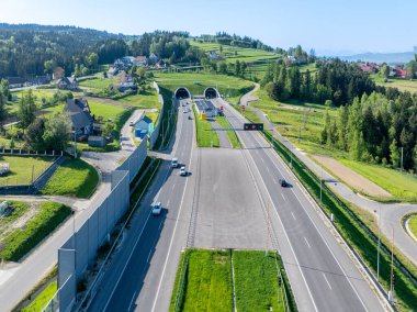Polonya 'nın Zakopianka karayolunda Kasım 2022' de yeni bir tünel açıldı. Tünel 2 km uzunluğundadır ve Zakopane, Podhale bölgesi ve Slovakya 'ya daha hızlı ulaşır. Yukarıdaki eski yol. Hava görünümü