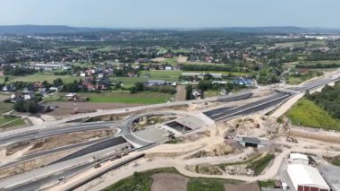 Krakow çevresindeki otoyolun kuzey kısmı yapım aşamasında. Parça S52 ile Zielonki kavşağı arasında trafik çemberi, tünel, viyadük ve rampalar var. Ağustos 2024 'te eyalet. Hava 4K yörünge görüntüsü