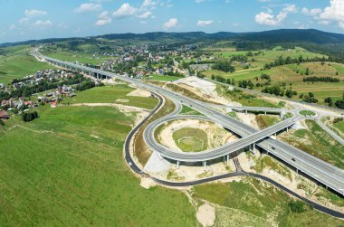 Polonya 'nın Zakopianka otoyolunun son parçası Rdzawka nad Nowy Targ arasında Klikuszowa köyü üzerinde yüksek viyadük, trafik çemberi kavşağı, rampalar, Eylül 2024' te açıldı. Hava görünümü