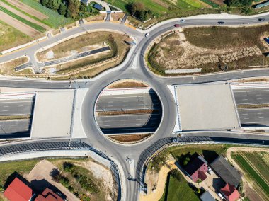 Krakow, Polonya. Batowice karayolu kavşağı S53 'te inşaatta. Cracow çevresindeki otoyolun bir parçası. İçinde delik olan trafik çemberi, viyadikler, tüneller ve rampalar. Eylül 2024. Hava görünümü