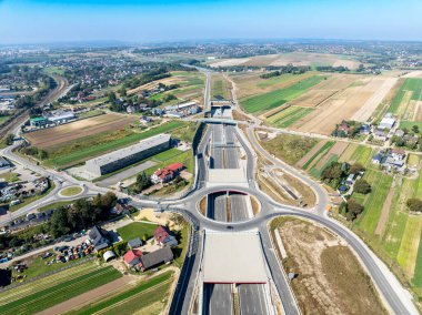 Krakow, Polonya. Batowice karayolu kavşağı S53 'te inşaatta. Cracow 'un çevresindeki çevre yolunun bir parçası. İçinde delik olan trafik çemberi, viyadikler, tüneller ve rampalar. Eylül 2024. Hava görünümü