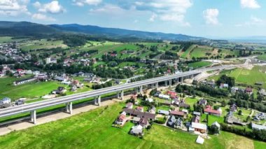 Polonya 'daki Zakopianka otoyolunun son bölümünde Klikuszowa köyü üzerinde yeni bir viyadük var. Rdzawka 'dan Nowy Targ' a giden otoyolun bir bölümü Eylül 2024 'te trafiğe açıldı