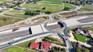 Krakow, Polonya. Batowice karayolu kavşağı S53 'te yapım aşamasında. Cracow çevresindeki otoyolun bir parçası. İçinde delik olan trafik çemberi, viyadikler, tüneller ve rampalar. Eylül 2024. Hava görünümü