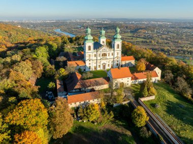 Aktif Camaldolese manastırı ve Barok kilisesi Bielany, Krakow, Polonya 'daki tepede, hava manzaralı sonbaharda Vistula Nehri ve arka planda Krakow şehri manzaralı.