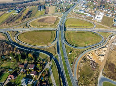 Modlnica kavşağı Krakow çevresindeki S52 otoyolunun kuzey tarafında yapım aşamasında. Viyadük ile çok katlı kavşak, giriş ve çıkış rampaları ve trafik