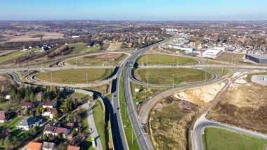 Modlnica kavşağı 94 ve Krakow çevresindeki S52 çevre yolunun bir kısmı yapım aşamasında. Giriş, çıkış rampaları ve trafiği olan çok katlı bir kavşak. 16 Kasım 2024 'te