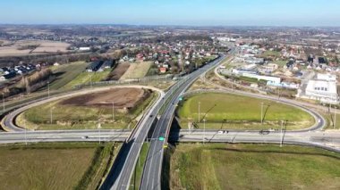 Modlnica kavşağı 94 ve Krakow çevresindeki S52 çevre yolunun bir kısmı yapım aşamasında. Giriş, çıkış rampaları ve trafiği olan çok katlı bir kavşak. 16 Kasım 2024 'te