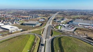 Modlnica kavşağı Krakow çevresindeki S52 otoyolunun kuzey tarafında yapım aşamasında. Viyadük ile çok katlı kavşak, giriş ve çıkış rampaları ve trafik. 16 Kasım 2024 'te