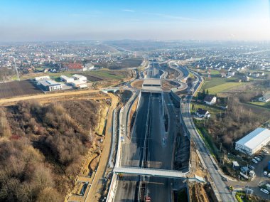 Krakow civarındaki otoyolun yeni kuzey bölümü yapım aşamasında. S52 'nin parçası S7 ile A4' e katılıyor. Zielonki kavşağında tüneller ve trafik çemberi var. Aralık 2024 'te eyalet. Hava görünümü