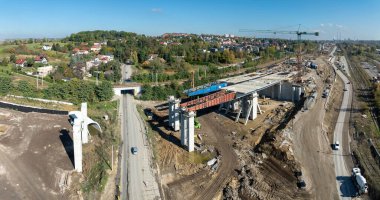 Krakow, Polonya. İnşaat halindeki otoyolun bir parçası, S7 üzerinde ve Cracow çevresindeki çevre yolu ile Mistrzejowice kavşağı ve büyük Grebalow kavşağı arasında da inşaat halinde. Ekim 2024 'te Devlet
