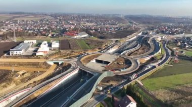 Krakow civarındaki otoyolun yeni kuzey bölümü yapım aşamasında. S52 'nin parçası S7 ile A4' e katılıyor. Zielonki kavşağında tüneller ve trafik çemberi var. Aralık 2024 'te eyalet. Hava 4K videosu