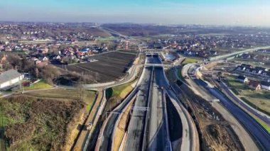 Krakow civarındaki otoyolun yeni kuzey bölümü yapım aşamasında. S52 'nin parçası S7 ile A4' e katılıyor. Zielonki kavşağında tüneller ve trafik çemberi var. Aralık 2024 'te eyalet. Hava 4K videosu