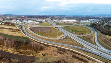 Modlnica kavşağı, 23 Aralık 2024 'te Krakow çevresindeki otoyol kavşağının bir kısmı trafiğe açıldı. Viyadük ile çok katlı kavşak, giriş ve çıkış rampaları