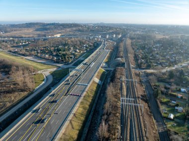 Krakow, Polonya. S52 otoyolunun sonu, 23 Aralık 2024 'te Krakow çevresindeki çevre yolunun bir kısmı açıldı ve S7 ekspres yolu ile birlikte Warszawa' ya geçici rampa açıldı. Tüm kavşak hala yapım aşamasında.