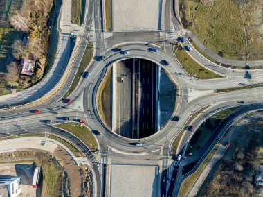 Krakow, Polonya. Yeni S53 karayolu üzerinde Wegrzce kavşağı 23 Aralık 2024 tarihinde açıldı. Cracow çevresindeki otobanın bir parçası. Trafik çemberi içinde bir delik ve rampalar var. Gün batımında yukarıdan hava görüntüsü 