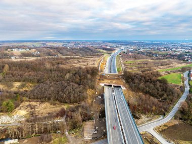 Polonya 'nın Krakow kentindeki çevre yolunun bir parçası olan yeni S52 karayolu 23 Aralık 2024' te trafiğe açıldı. Vahşi yaşam göçü için yeşil bir köprü. Hava görünümü