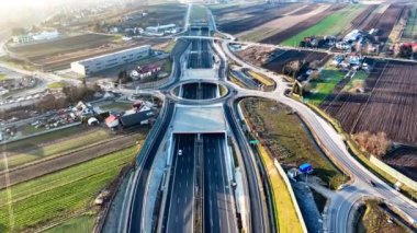 Krakow, Polonya. Yeni S52 otoyolu 23 Aralık 2024 'te açıldı. Cracow çevresindeki otobanın bir parçası. Trafik çemberi ile iki kez kesişiyor ve içinde bir delik var. Koçbaşı ve tünel. Hava 4K yaklaşıyor.
