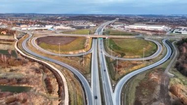 Modlnica kavşağı, 23 Aralık 2024 'te Krakow çevresindeki karayolu kavşağında açıldı. Viyadük ile çok katlı kavşak, giriş ve çıkış rampaları ve trafik. Gün batımında hava videosu