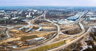 Krakow, Polonya. Grebalow büyük otoyolu ve tramvay kavşağı yapım aşamasında. S7 'nin Varşova' dan A4 'e ve Krakow çevresindeki çevre yolunun son parçası. Hava görüntüsü. Ocak 2025 'te Devlet