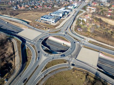 Krakow, Polonya. Yeni S52 karayolu üzerindeki Wegrzce kavşağı Aralık 2024 