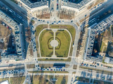 Polonya. Krakow Kapısı, Brama Krakowska Ojcow Ulusal Parkı 'nda Jurassic Krakow Czestochowa Upland yakınlarında. Yüksek kireçtaşı kayaları arasındaki bu dar geçit popüler bir turistik cazibedir.