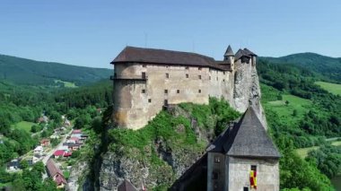 Orava Kalesi - Slovakya 'nın Oravsky Podzamok köyünde Oravsky Hrad. Orava Nehri 'nin kıyısındaki son derece yüksek ve dik kayalıklarda ortaçağ kalesi. Yazın Aerial 4K videosu