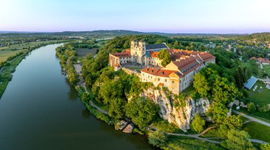 Tyniec Krakow, Polonya yakınlarında. Benedictine manastırı, manastır ve kayalık uçurum ve Vistula Nehri 'ndeki Barok kilisesi. Yazın gün batımında hava manzarası