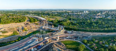 Krakow, Polonya. Mistrzejowice karayolu kavşağı yapım aşamasında. Warszawa 'dan S52 ve S7 ekspres yoluna geçici rampa katılıyor. Cracow 'un doğusundaki çevre yolunun inşaatı devam ediyor. 25 Mayıs 2025