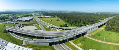 Yeni Zakopianaka otoyolunun sonu Nowy Targ, Polonya. Krakow 'dan Zakopane' ye giden eski bir yol kavşağı. Eyalet 2025 'te. Tatra dağlarının sisli manzarası. Geniş hava manzarası. Devam düzlemi