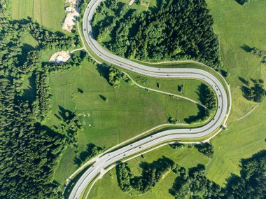Polonya. Rabka ve Chabowka yakınlarında, Zakopianka adında, Krakow 'dan Zakopane' ye giden virajlı bir yol. Yazın trafik varken yukarıdan hava görüntüsü