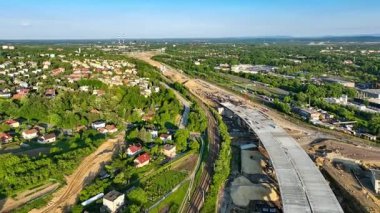 Krakow, Polonya. Cracow ve Mistrzejowice otoyol kavşağının doğusunda Varşova ve S52 'den S7' ye katılan bir otoyol var. 25 Mayıs 2025 'te doydum. Hava görüntüsü. Hız x 2