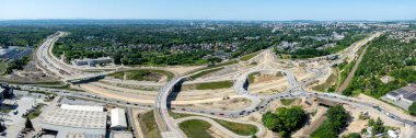 Krakow, Polonya - 22 Haziran 2025. Grebalow büyük otoyolu ve tramvay kavşağı yapım aşamasında. Varşova 'dan A4' e S7 'nin bir parçası ve Krakow çevresindeki çevre yolunun son parçası. Hava görünümü