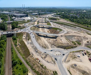 Krakow, Polonya. Grebalow büyük otoyolu ve tramvay kavşağı yapım aşamasında. S7 'nin Varşova' dan A4 'e ve Krakow çevresindeki çevre yolunun son parçası. Hava görüntüsü. Haziran 2025 'te Devlet