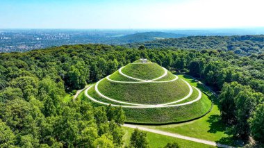 Krakow, Polonya 'daki Pilsudski Tepesi. Polonya 'daki en yüksek yapay tümsek. 1934-1937 yılları arasında Mareşal Jozef Pilsudski ve Polonya 'nın Bağımsızlığı anısına dikildi. Hava görüntüsü. Arkaplanda çatlak