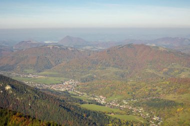 Slovak Mala Fatra dağlarında Biely Potok 'tan Maly Rozsutec' e güzel bir yol. Güneşli sonbahar manzarası.