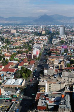 Ciudad de Mexico 'daki Torre Latinoamericana' dan güzel bir manzara. Güzel mavi gökyüzü olan şehir manzarası.