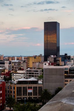Günbatımı, alacakaranlık, Meksika 'daki Güzel Ulusal Devrim Müzesi' nden gece manzarası. Ünlü anıt.