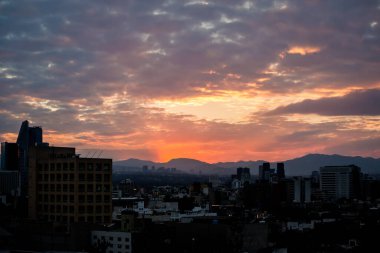 Günbatımı, alacakaranlık, Meksika 'daki Güzel Ulusal Devrim Müzesi' nden gece manzarası. Ünlü anıt.