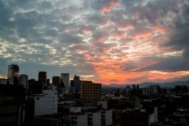 Günbatımı, alacakaranlık, Meksika 'daki Güzel Ulusal Devrim Müzesi' nden gece manzarası. Ünlü anıt.