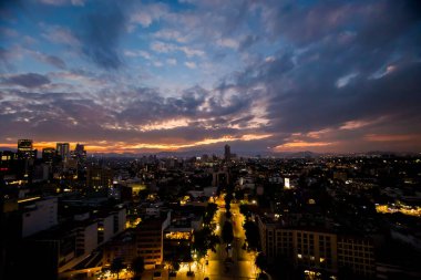 Günbatımı, alacakaranlık, Meksika 'daki Güzel Ulusal Devrim Müzesi' nden gece manzarası. Ünlü anıt.