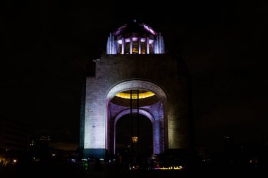 Güzel National Museum of The Revolution in Ciudad de Mexico - gece görüşü. Ünlü anıt.
