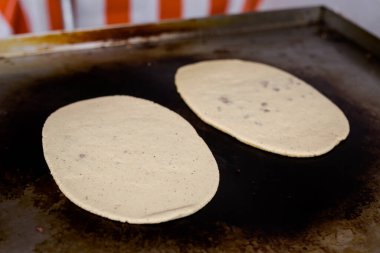 Teotihuacan yakınlarındaki yerel bir restoranda taze Huaraches hazırlayan adam. Geleneksel Meksika mutfağı taze malzemelerden yapılmıştır..