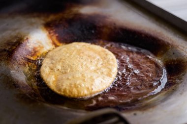 Teotihuacan yakınlarındaki yerel bir restoranda taze Huaraches hazırlayan adam. Geleneksel Meksika mutfağı taze malzemelerden yapılmıştır..