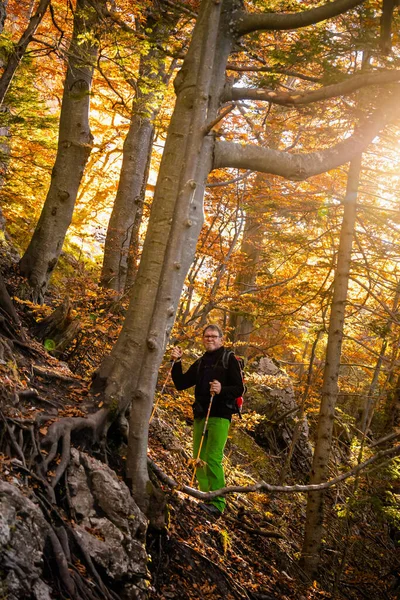 Trekking Turístico Adulto Florestas Outono Foto Tirada Montanhas Eslovacas Mala — Fotografia de Stock