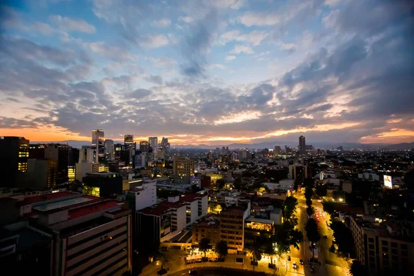 墨西哥城市美丽的国家革命博物馆的夜景 著名的纪念碑 — 图库照片