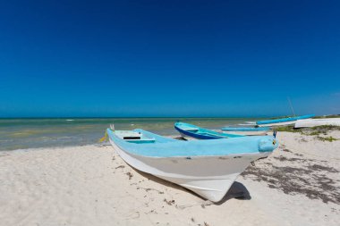 Güneşli bir günde Meksika 'da güzel bir Progreso plajı. Beyaz sahil ve mavi gökyüzü.